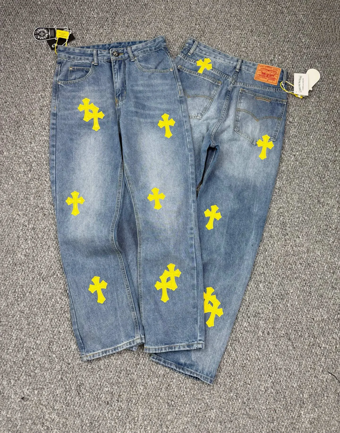 P240 Style No.: H838 Chrome Hearts & Chrome Hearts High-end Chrome hearts blue and yellow leather cross patchwork leather jeans, the same style as the trendy uncle. Original hardware accessories, washed and other elevators, QR code analysis are all purchased from the original factory, high degree of restoration, you are welcome to compare with a certain product~ Three-dimensional version, loose and comfortable, not picky about the figure, taller and slimmer, factory Seiko, original quality control, same style for men and women, can be matched with couples, versatile recommendation, must-have jeans for all seasons, fashionable people have been disappointed From the quality selection of fabrics, the tailoring of details, and the matching of patterns, everything is impeccable! The upper body is so handsome when worn...it can be easily worn by men, women and children! The craftsmanship is made of heavy-duty washed pure cotton denim fabric. After washing, it is soft and thick and looks very stylish when worn. Size: 28, 30, 32, 34 Color: blue